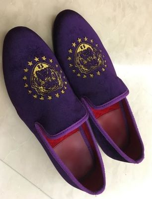 สีม่วง ผู้ชาย สวมรองเท้าผ้าใบผ้าใบ
