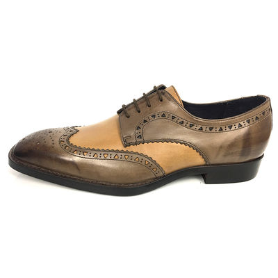 ชายชุดพระสงฆ์คู่รองเท้า brogue รายละเอียดในหนังสีเทียม