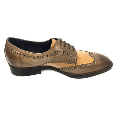 ชายชุดพระสงฆ์คู่รองเท้า brogue รายละเอียดในหนังสีเทียม