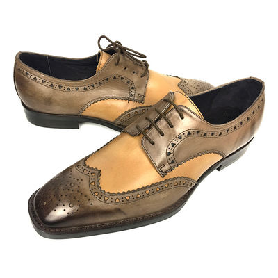 ชายชุดพระสงฆ์คู่รองเท้า brogue รายละเอียดในหนังสีเทียม
