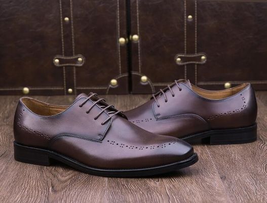 สีน้ําตาล Brogues เดรสฤดูร้อนผู้ชายหนังรองเท้าด้วยสี่เหลี่ยมนิ้วเท้า