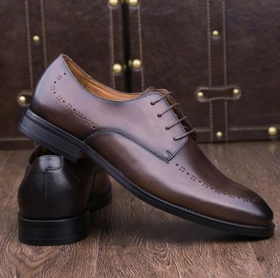 สีน้ําตาล Brogues เดรสฤดูร้อนผู้ชายหนังรองเท้าด้วยสี่เหลี่ยมนิ้วเท้า