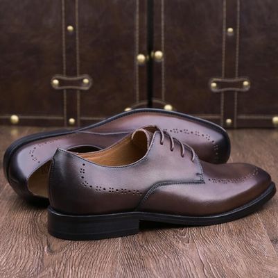 สีน้ําตาล Brogues เดรสฤดูร้อนผู้ชายหนังรองเท้าด้วยสี่เหลี่ยมนิ้วเท้า