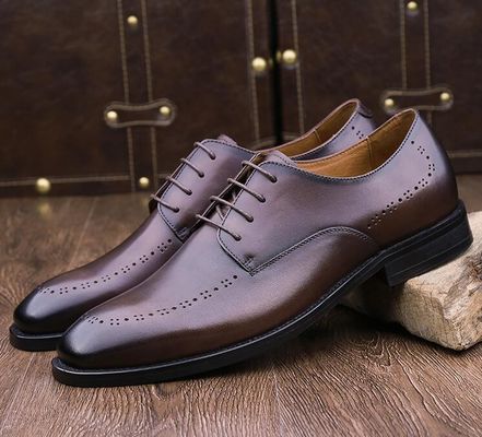 สีน้ําตาล Brogues เดรสฤดูร้อนผู้ชายหนังรองเท้าด้วยสี่เหลี่ยมนิ้วเท้า