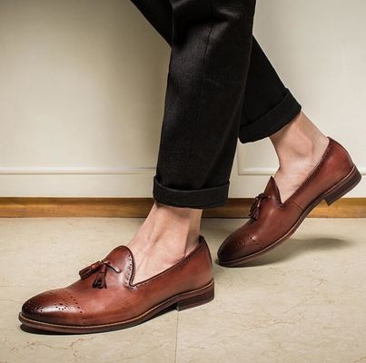สัมเมอร์สีน้ําตาล ชายหนัง Loafers รองเท้าสลิปบน Brogue Tassel Loafers